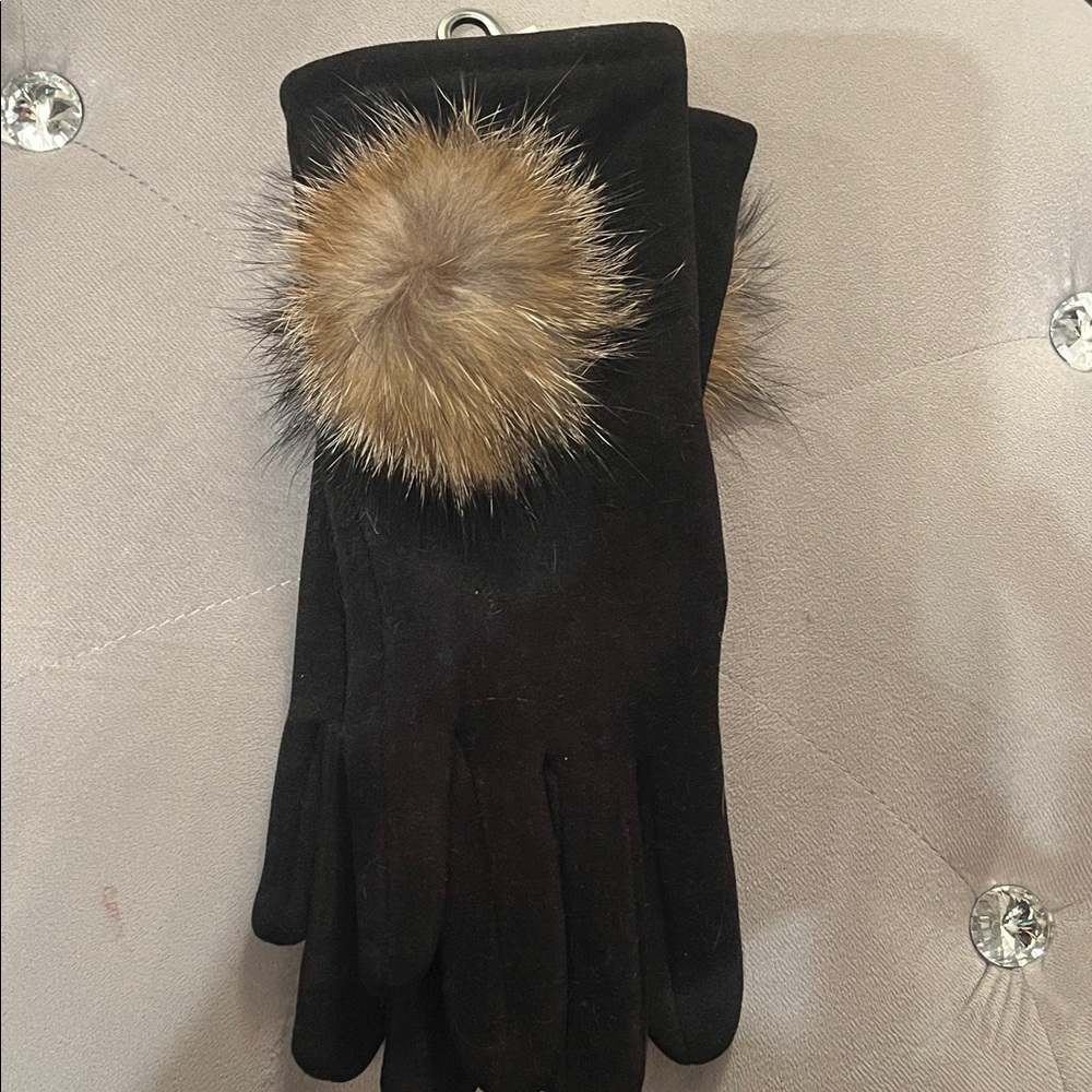 Elegant Black Gloves with Fur Trim